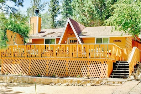 Cozy Chalet with Hot Tub! Minutes from Golf & Zoo!