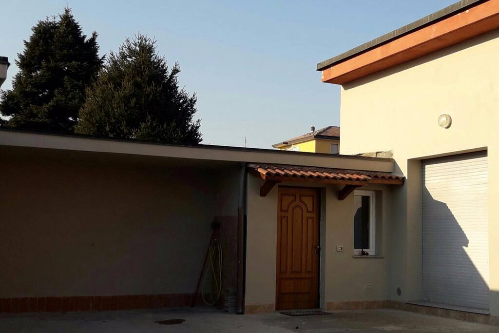 ingresso indipendente con parcheggio gratuito adiacente