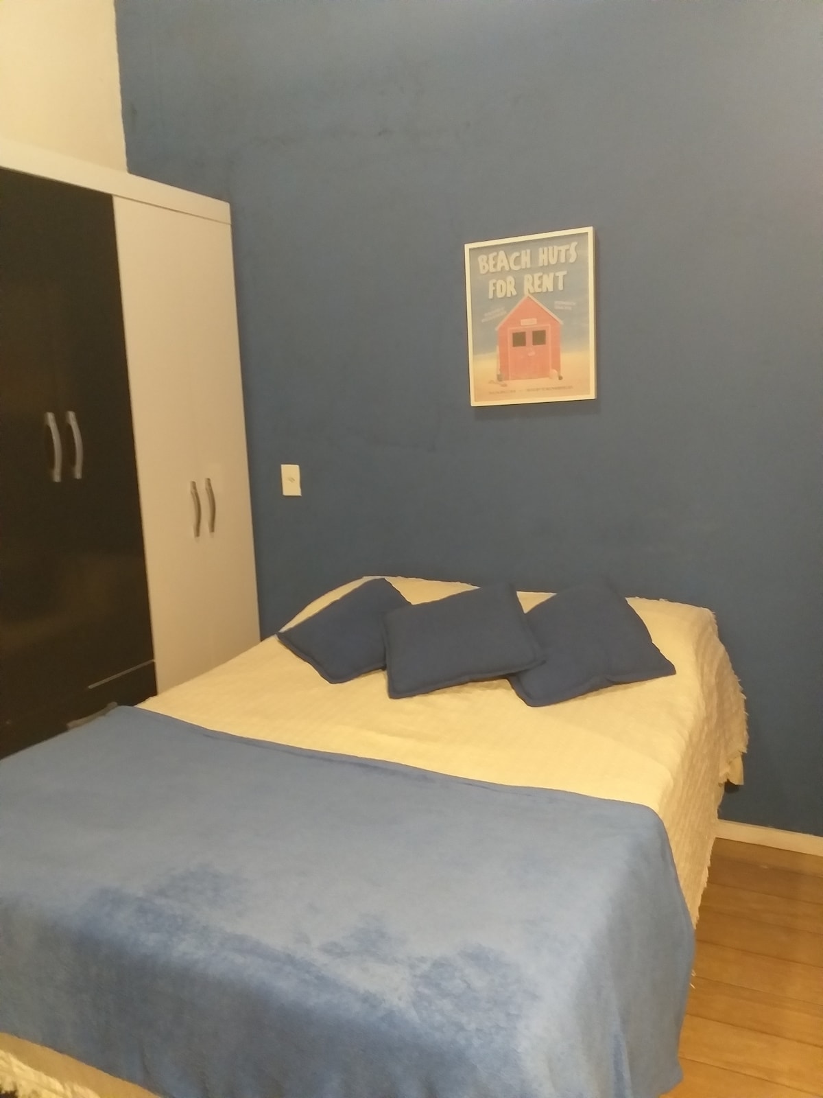 Dormitorio III con cama doble con ventilador de techo y un armario.