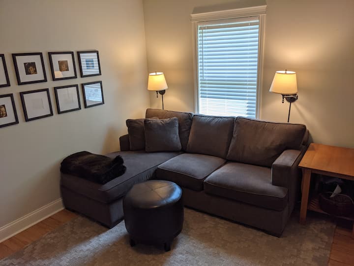 غرفة النوم رقم2 - مرتبة أريكة قابلة للنفخ بحجم كوين. تستخدم المضخة الكهربائية لتفجير المرتبة. يتطلب وسائد متحركة ومسند العثماني تحت جزء الأريكة من الأريكة.