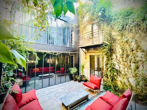 Elegant transparent house, La Dame de Verre