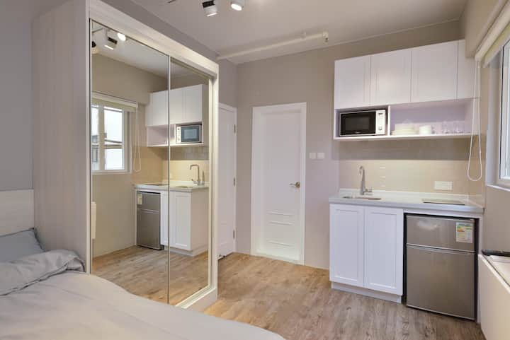 Wing Lok 78 Luxury Studio *3a - Hong Kong