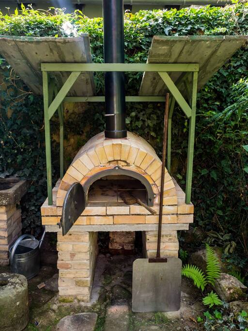 Holz-Backofen auf der unteren Terrasse