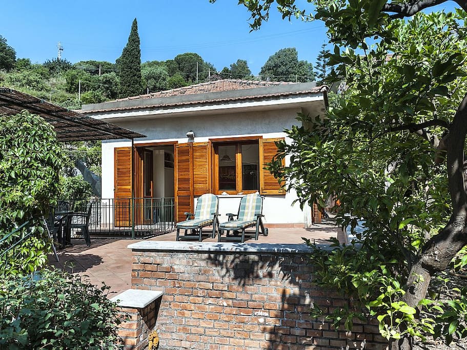 The house has direct access to the beach of Spisone