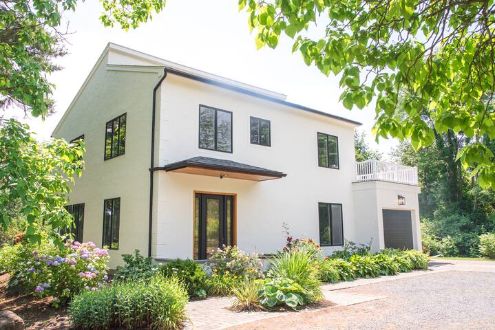 Water View Villa 10 minutes to Newport, WIFI! gallery image 2