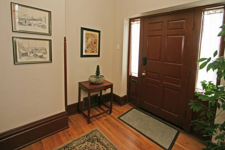 Historic Victorian in Downtown Denver gallery image 4