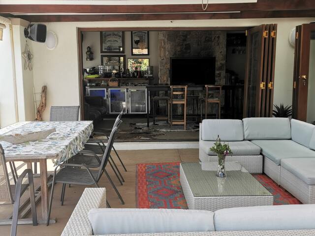 Family home with stunning entertainment areas! gallery image 5