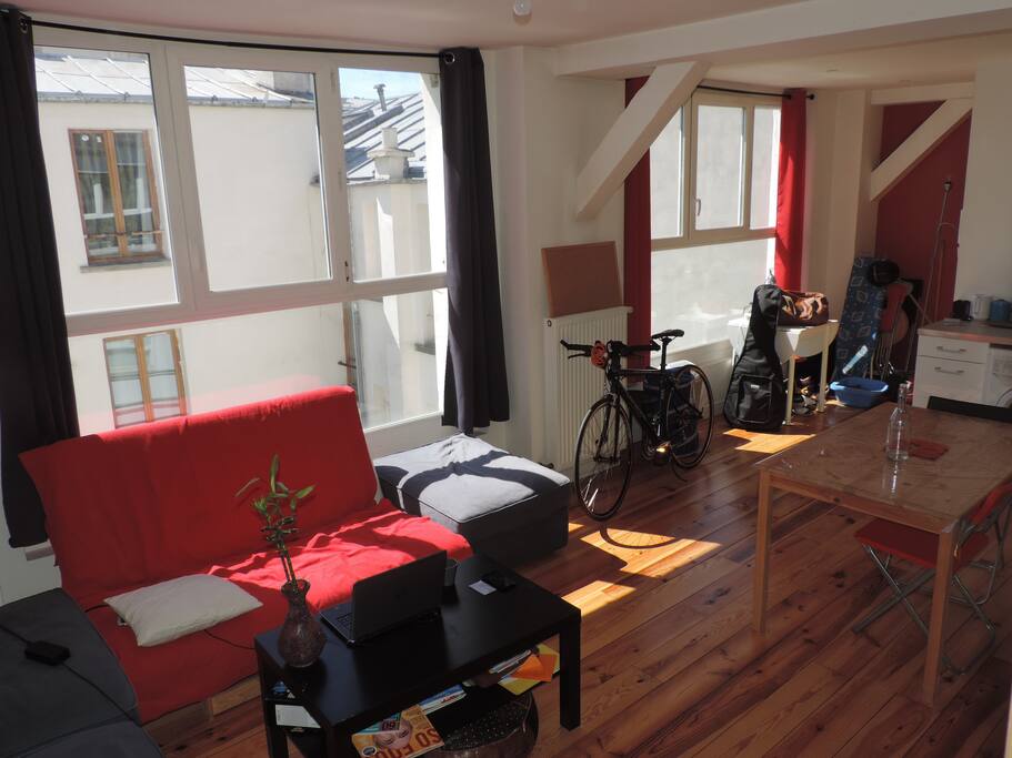 Pièce de vie lumineuse (coté salon) / Bright living room (sitting room side)