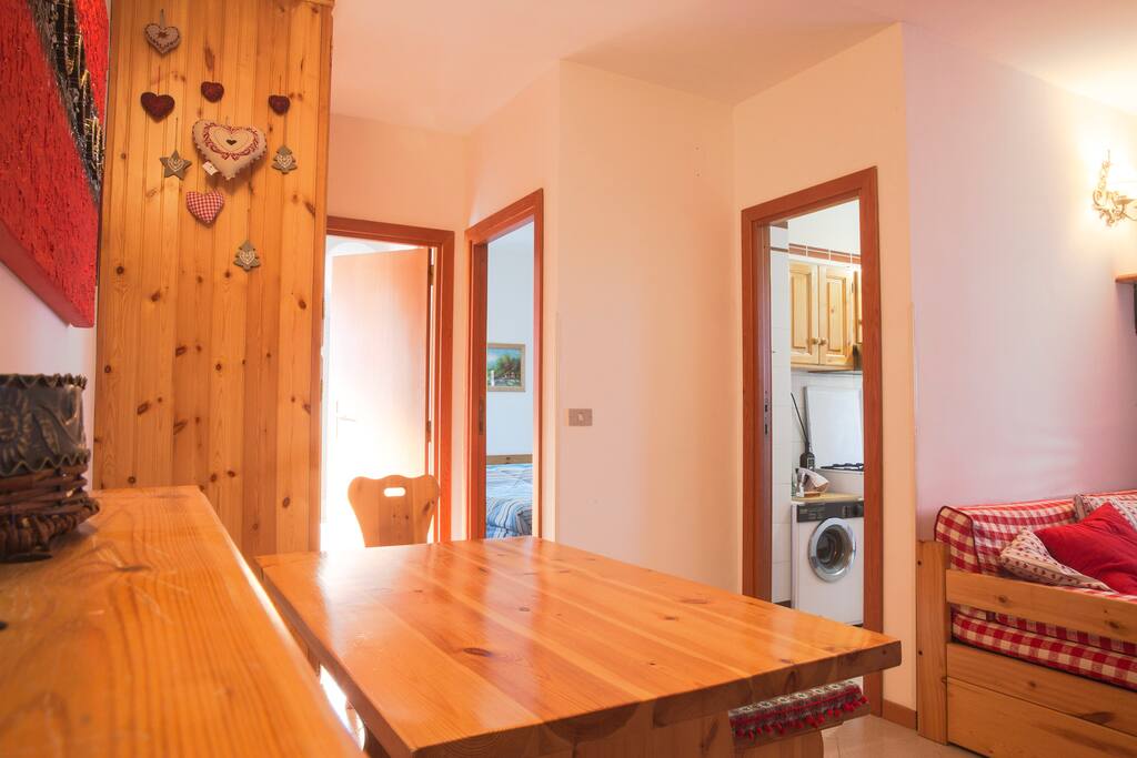Vista da ingresso principale su zona pranzo, cucina, camera matrimoniale e bagno