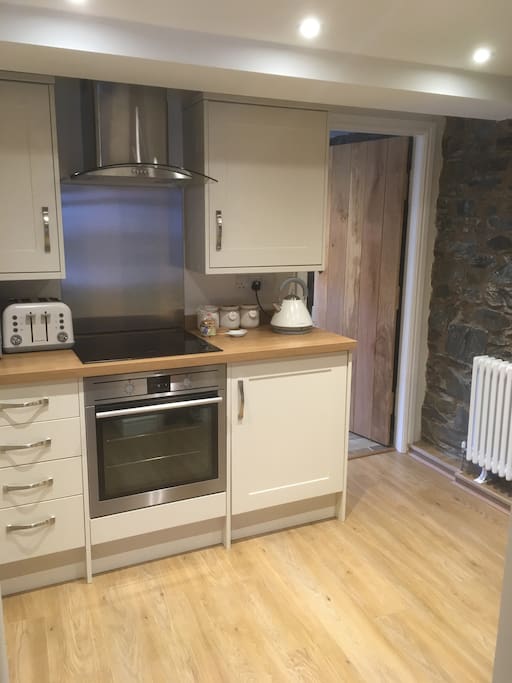 Complimentry tea,coffee & sugar. Dishwasher, microwave & toaster.