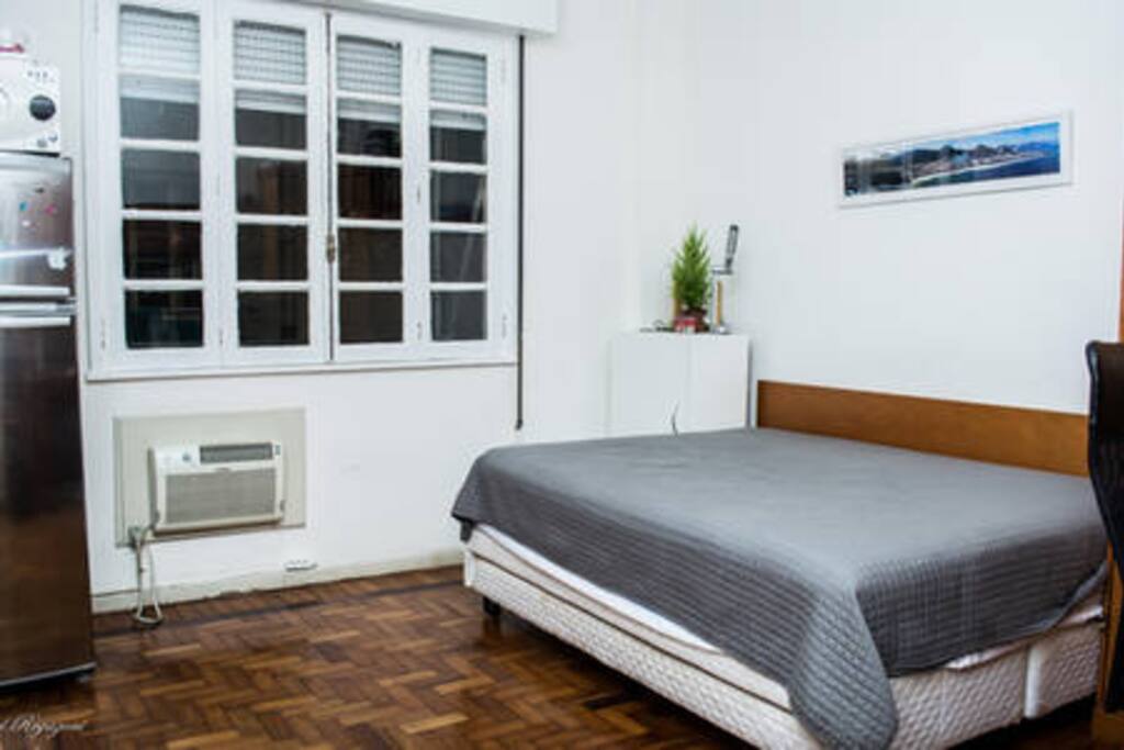 Quarto com cama queen + cama auxiliar de solteiro.