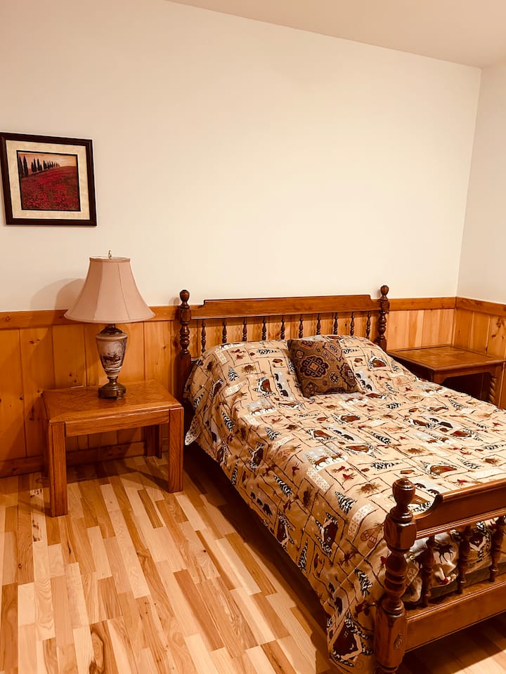 Dormitorio de la planta baja con cama de matrimonio