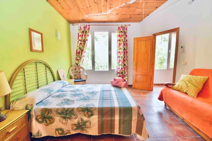 SPAVAĆA SOBA 3

Prostrana i svijetla spavaća soba s bračnim krevetom, kaučem na razvlačenje i prekrasnim pogledom na planine.

Stropni ventilator i klima-uređaj