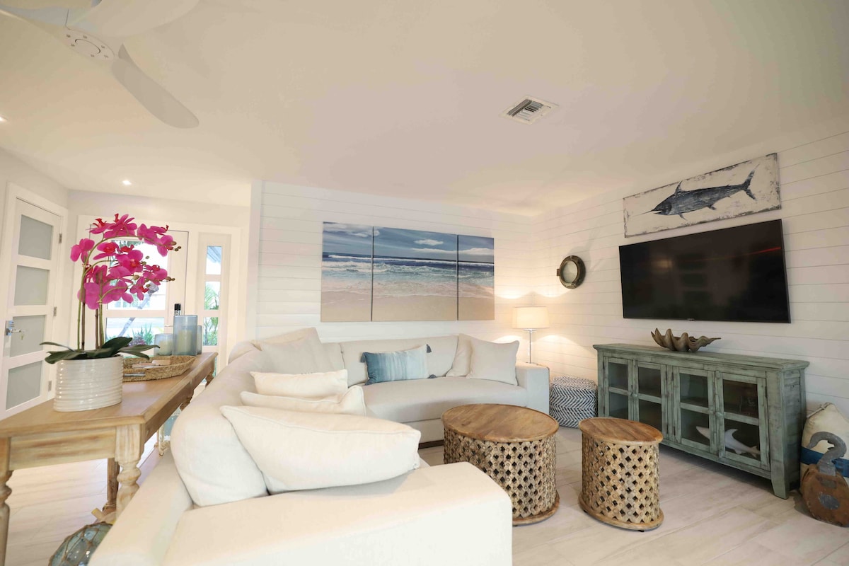 Popular Airbnb listing: Paradise on canal minutes to Ft Myers Beach/Gulf in Fort Myers Beach