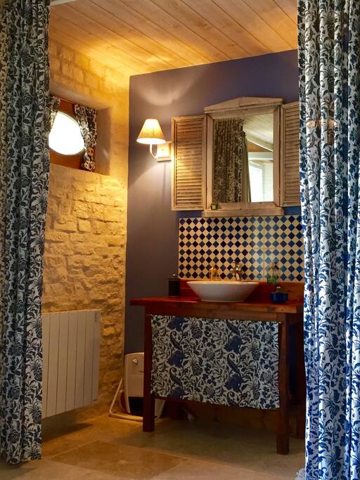 Salle d'eau intégrée à la chambre.