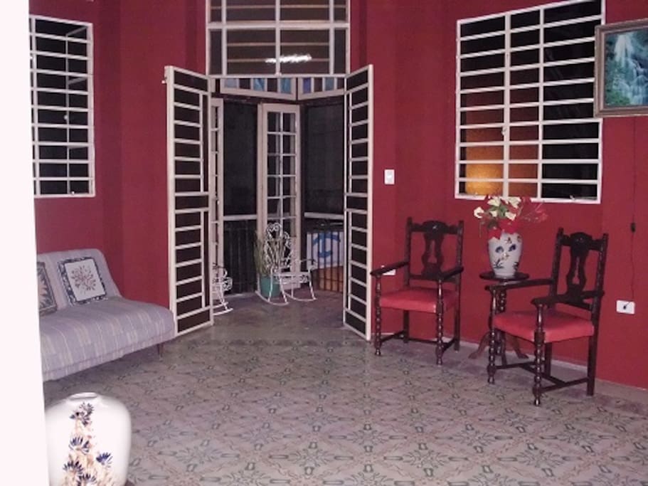 sala y mirador hacia la calle