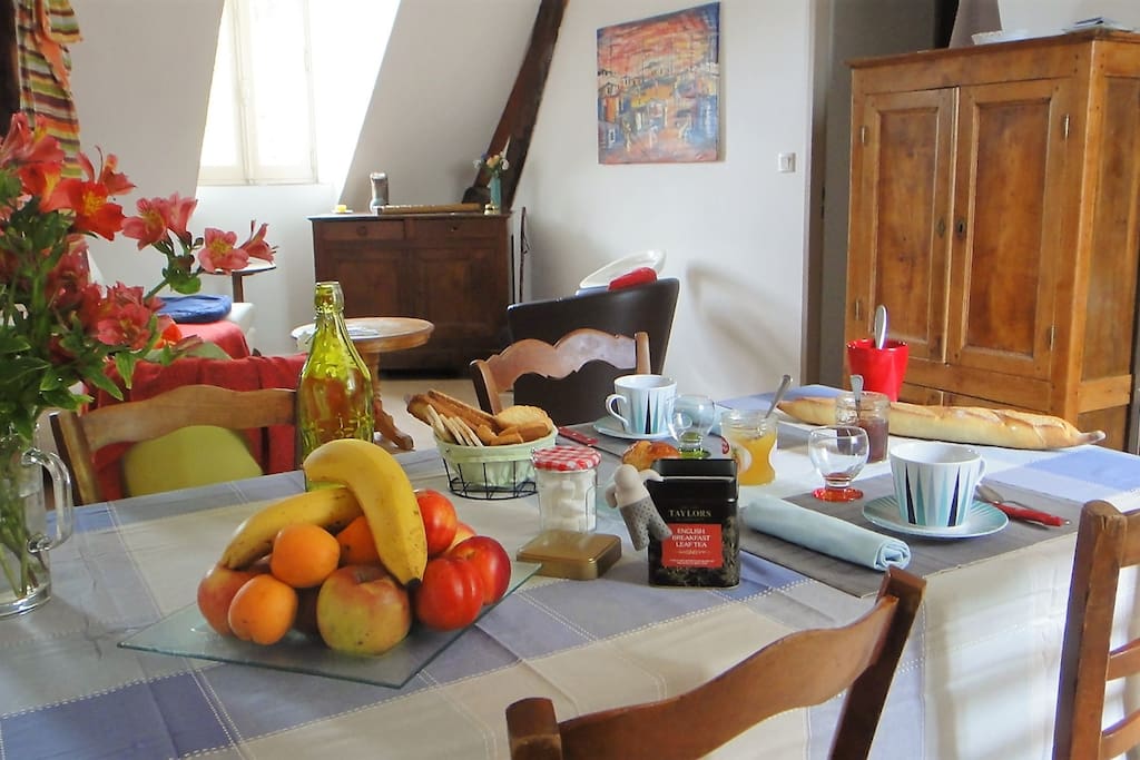 Sur demande, petit-déjeuner copieux et convivial.