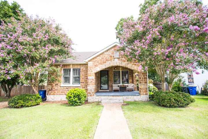 Trendy 2 Bedroom Edison House in Downtown Florence