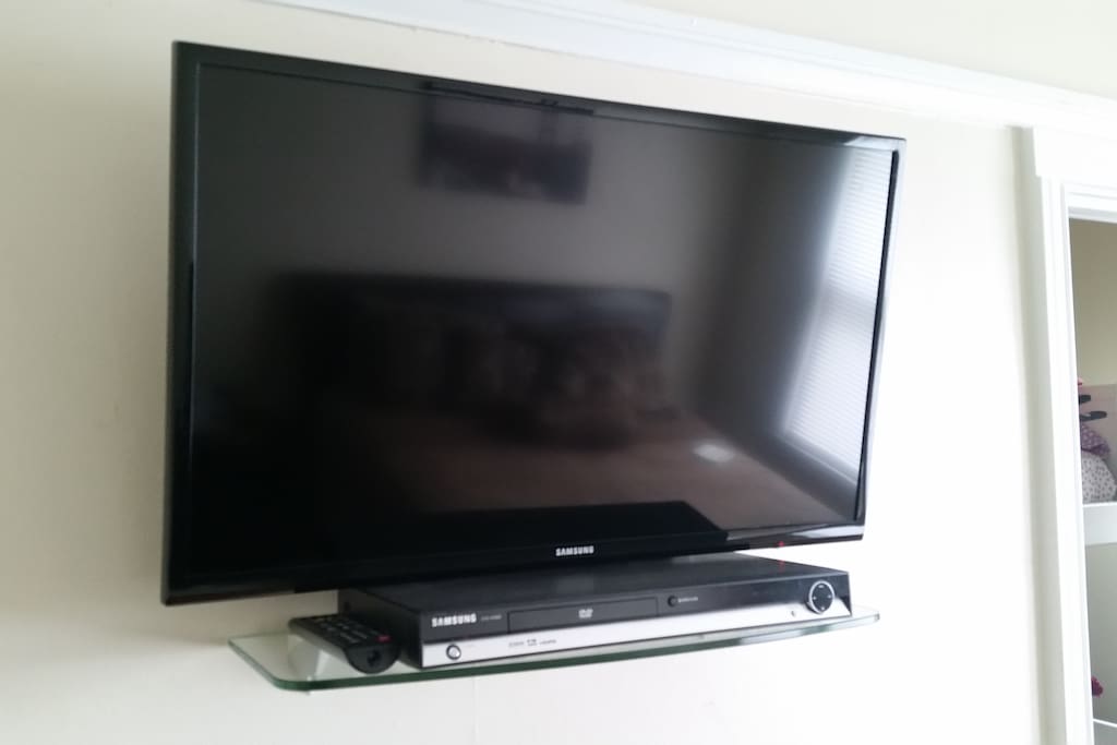 32" Samsung LCD TV with DVD player.