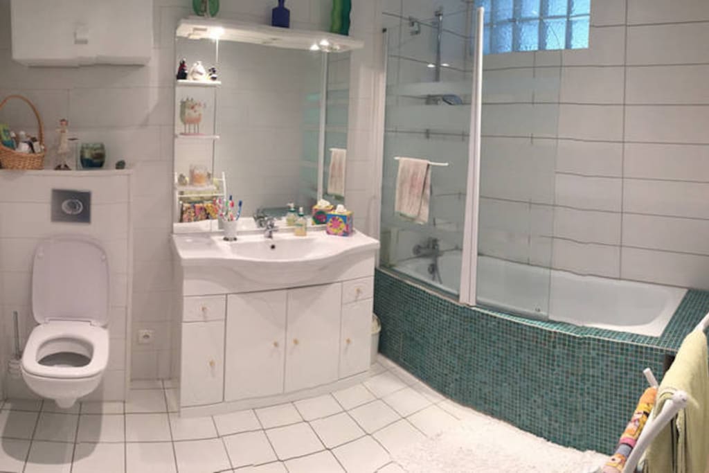 Salle de bain réservée aux invités.