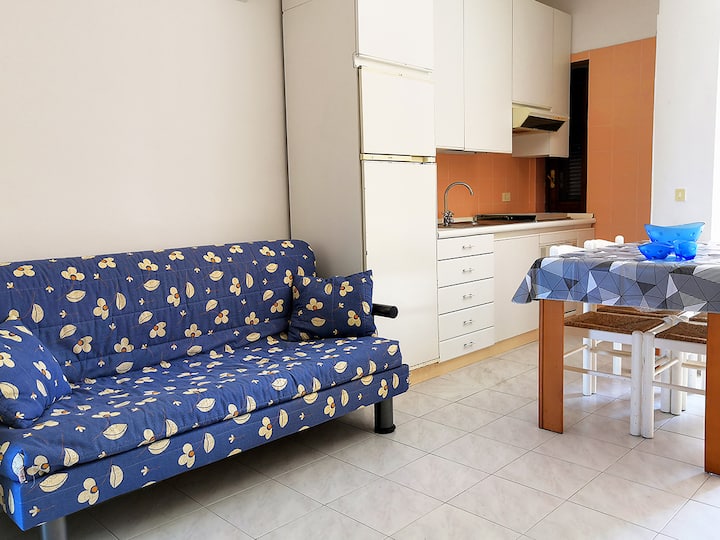 Кухня и разтегателен диван с телевизор.