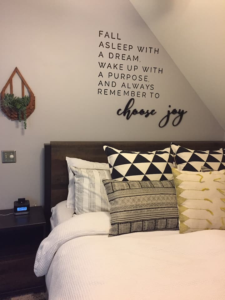 Master bedroom - king bed