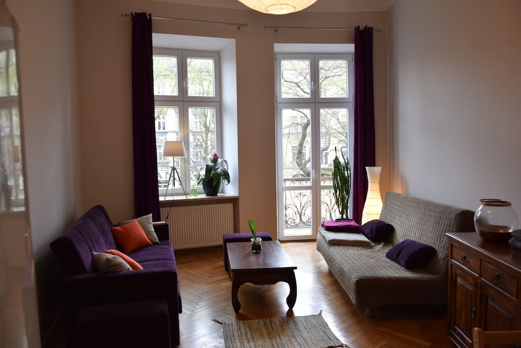 2 double sofa-beds in the living room. In total flat gives sleeping space for 6 people.
Salon-umeblowany w 2 sypialne sofy dzięki czemu w apartamencie może spać aż 6 osób