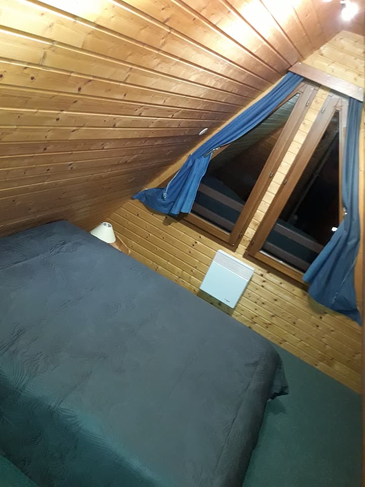 master bedroom equipped with a bed for two people 140 x 190 new bedding. 