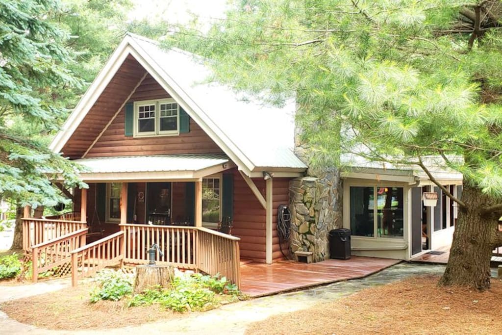 Sugar Shack Retreat @ mi. post 193 on the Blue Ridge Pkwy in Fancy Gap, VA
This sweet sugar is a place you will no want to leave! Beautiful!