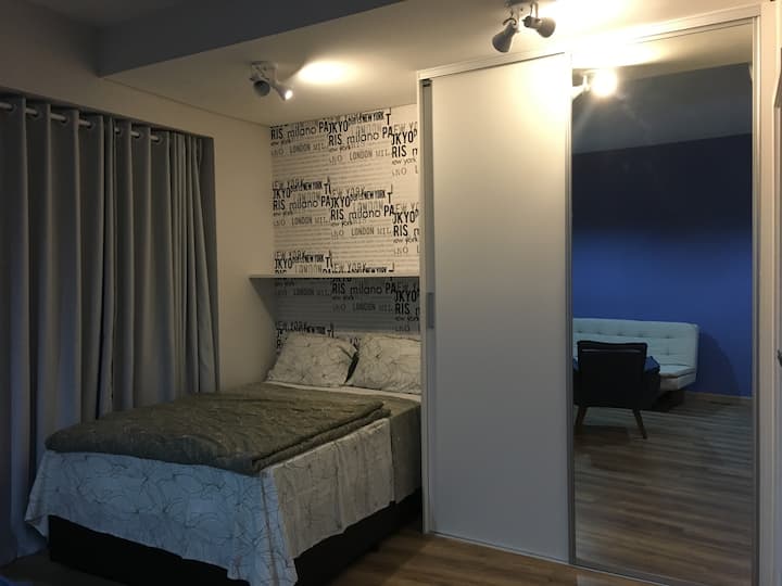 Широки гардероби и тъмни завеси навсякъде.