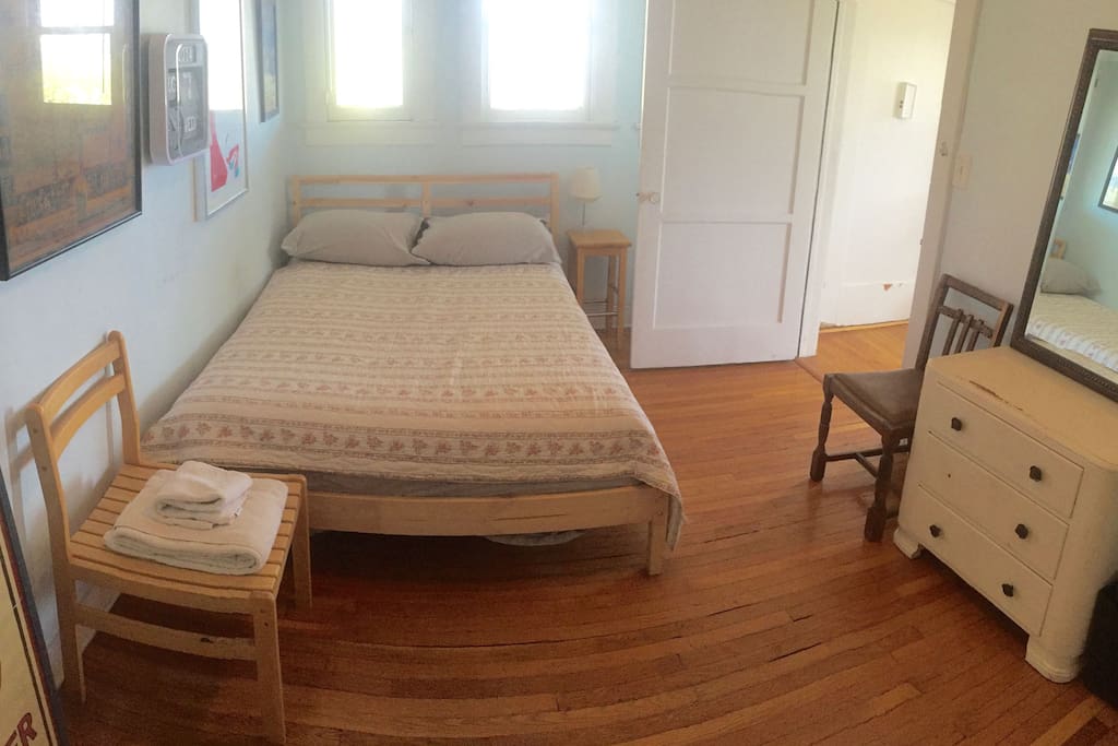Reverse shot of spare bedroom (sorry about shooting into the sunlight.)