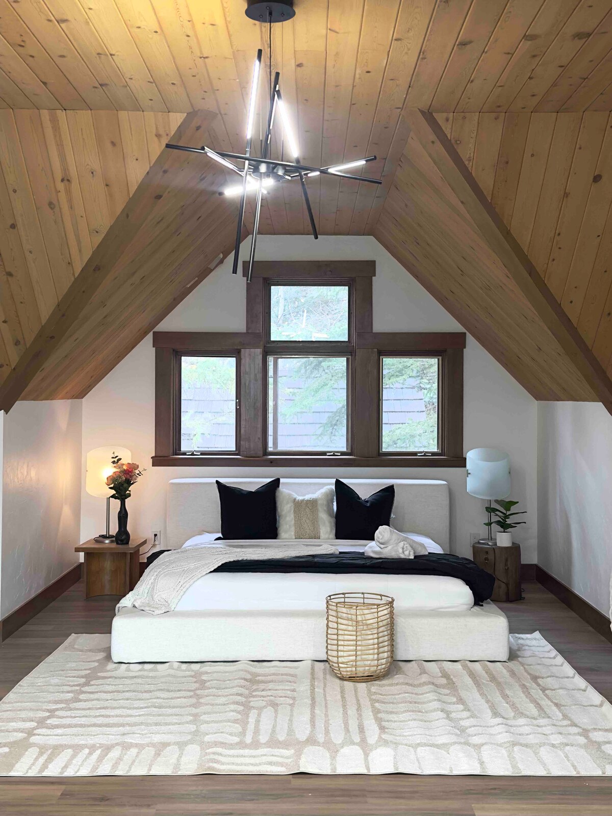 Área de dormitorio principal en el tercer piso . ¡Suite enorme , aislada , cómoda y relajante para tu increíble experiencia!