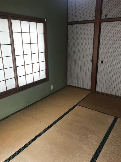 6畳の部屋 3人ぐらいで使用できます。