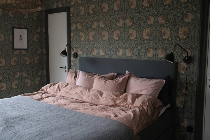 Chumba kikubwa cha kulala, kitanda 180 cm (ghorofani)