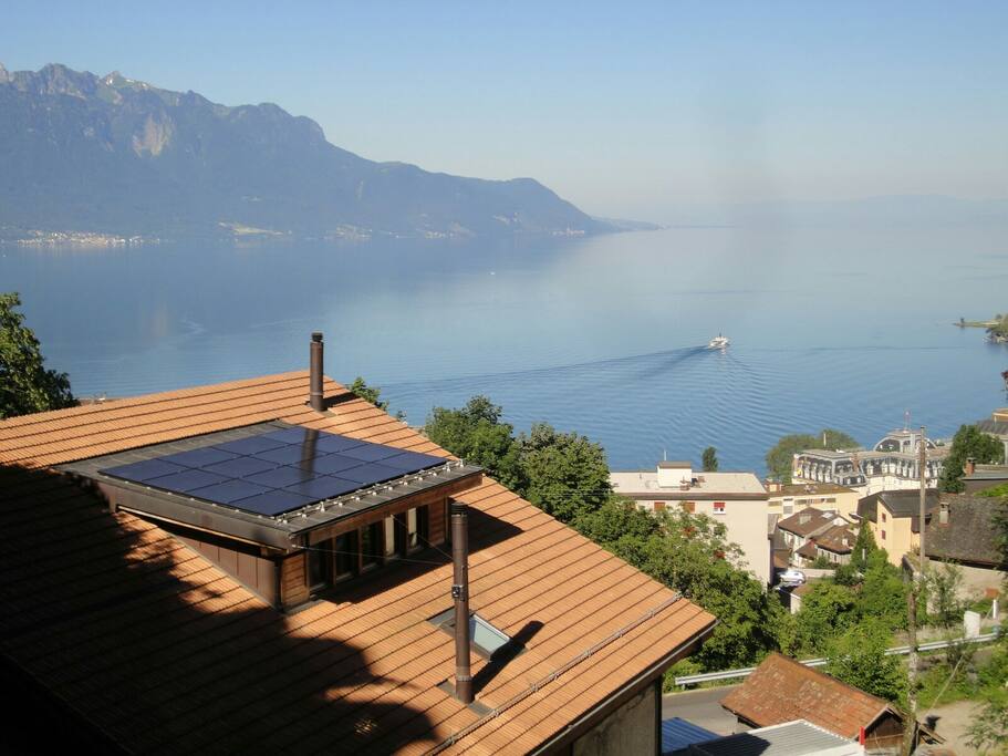 Le toit de la maison avec la vue aux alentours