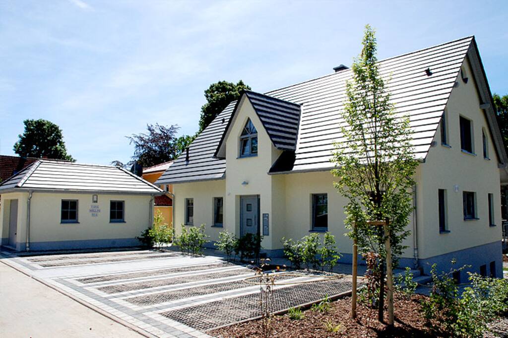 Die Hausansicht der Casa Sellin (mit Parkmöglichkeiten) im Ostseebad Sellin auf Rügen.
