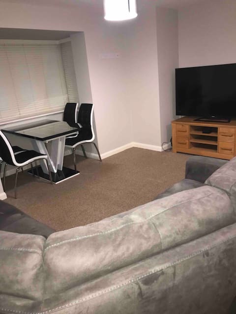 Top Airbnb: 2 Bedrooms with private parking in Rugby