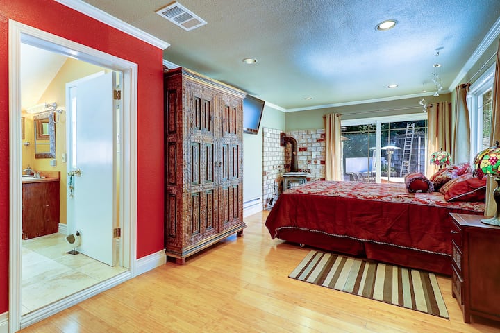 Dormitorio principal suite 1 frente al increíble patio trasero de ladrillo