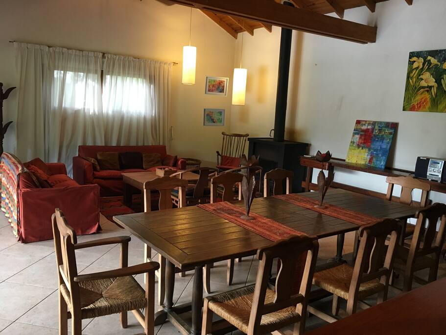 Habitación con chimenea a leña comedor