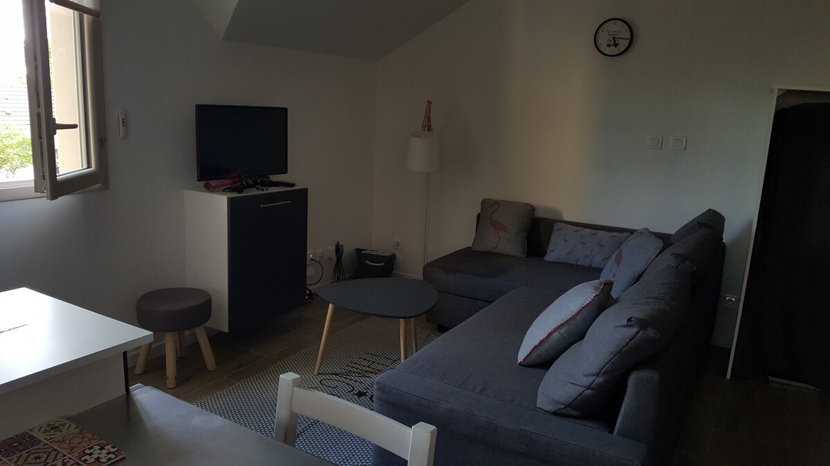 Pequeña zona de estar con TV. 