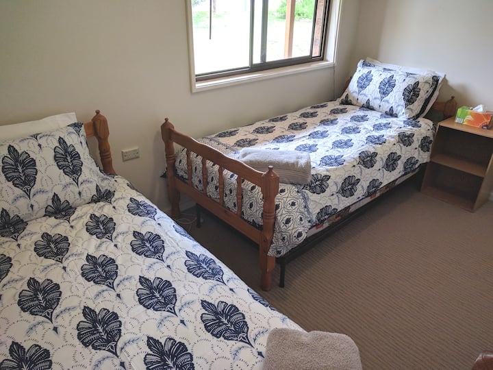 Dhoma e gjumit nr. 4 ka dy krevate të rehatshme tek dhe dyshekë shtesë. Dhoma ka gjithashtu një pamje nga kopshti i përparmë.