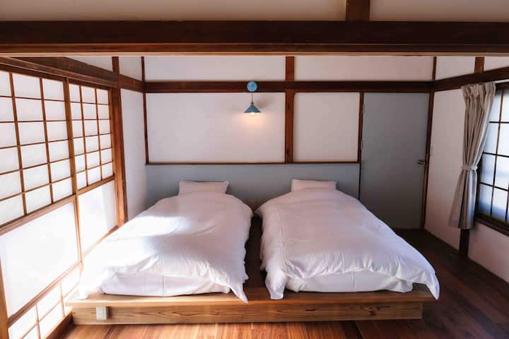 ￥ Chumba cha bluu kina vitanda 2 vya mtu mmoja na futoni 2. Ina choo na bafu.