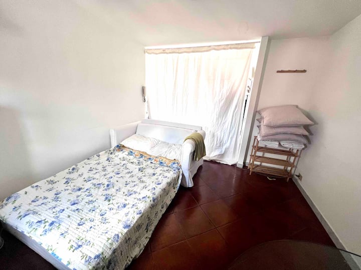 Sehemu ya kujitegemea kwa ajili ya wageni 2 - yenye kitanda cha sofa ambacho kinalala vizuri watu wawili.