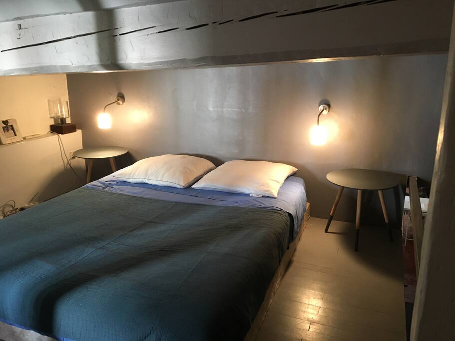 Chambre 1 (en mezzanine, accessible via escaliers)