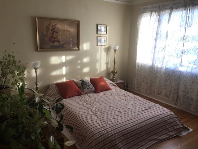Large private room in West Seattle