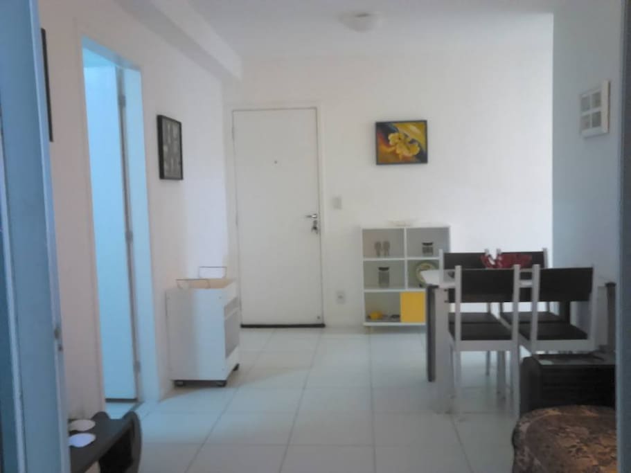 Visão parcial da sala de estar e de jantar.