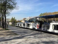 A+big+house+boat+for+rent+in+Paris