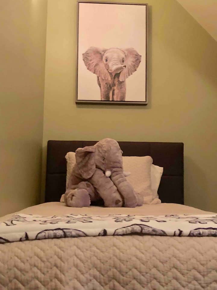 2階のキッズルームにはシングルベッドがあり、パッキンプレイもあります。