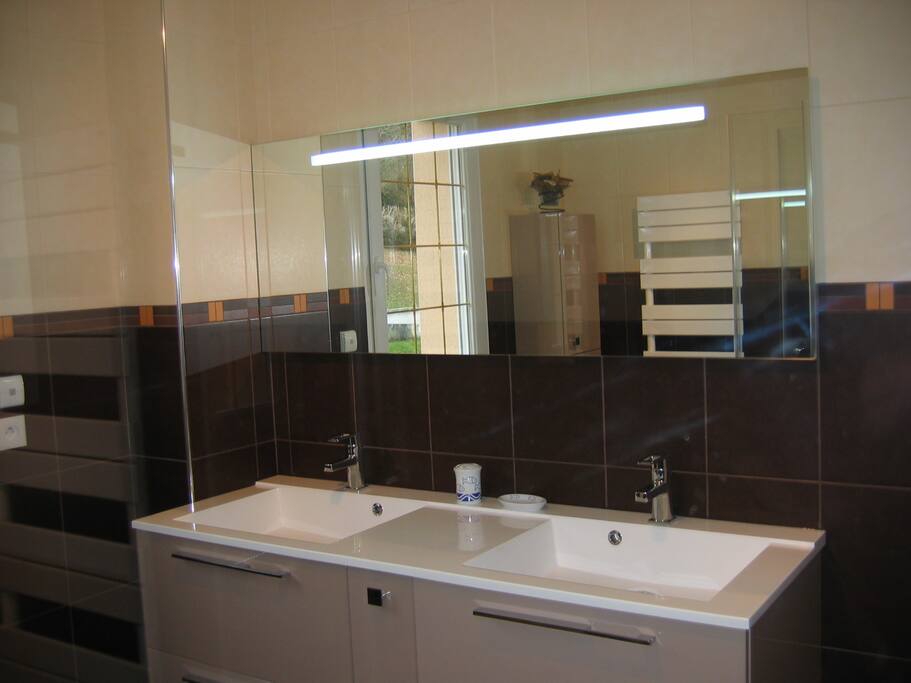 la salle de bain de l'étage