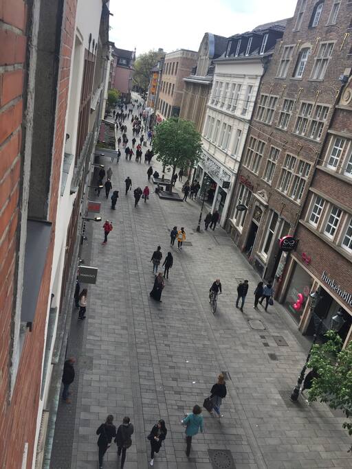 Mitten in der Altstadt...1 min zum Rhein, zur Königsallee (Kö) und zur U-Bahn in alle Richtungen {MESSE, Flughafen etc.} Weihnachtsmarkt direkt vor der Tür...zentraler geht es nicht...